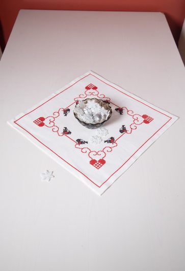 Dompfaffen und Herzen - Tischdecke