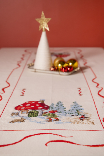 Wichtel beim Pilzhaus - große Tischdecke