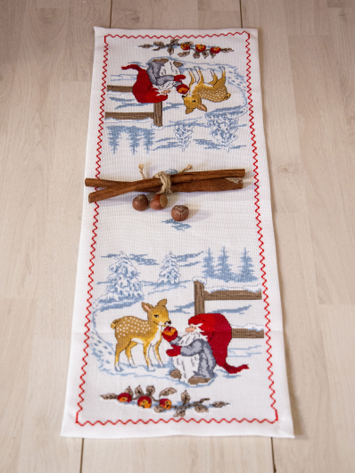 Wichtel mit Rehkitz - Stickset Tischläufer