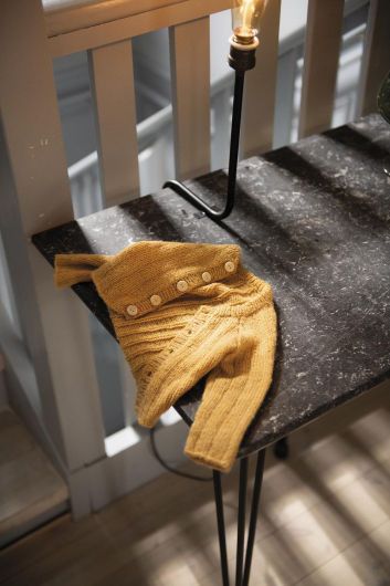 Skara - Babystrickjacke im Rippenmuster