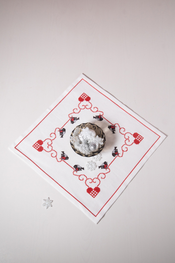 Dompfaffen und Herzen - Tischdecke