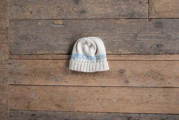 Grannlåt - Mütze mit Blumenstreifen