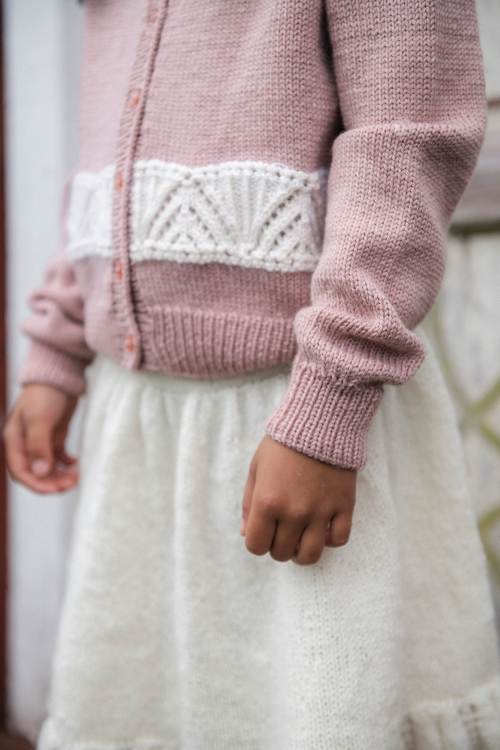 Högtid - Kinderstrickjacke mit Strukturmuster