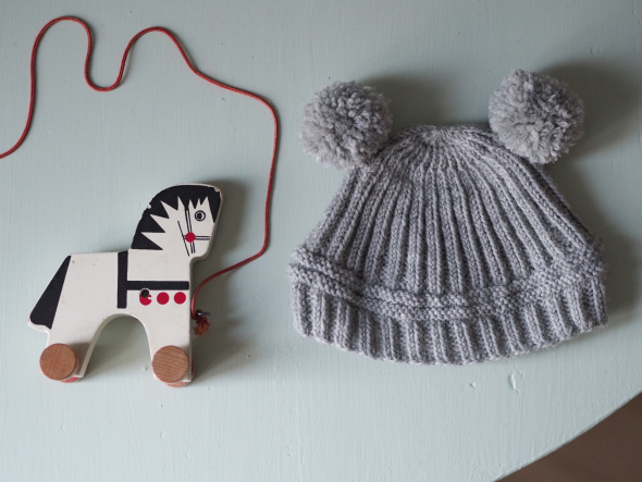 Gerippte Babymütze mit Pompons