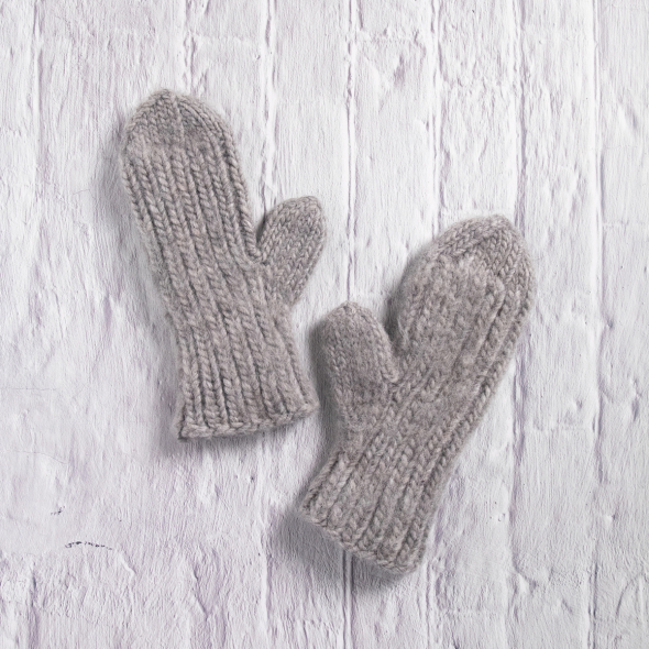 Pajala - Gestrickte Fäustlinge im Rippenmuster