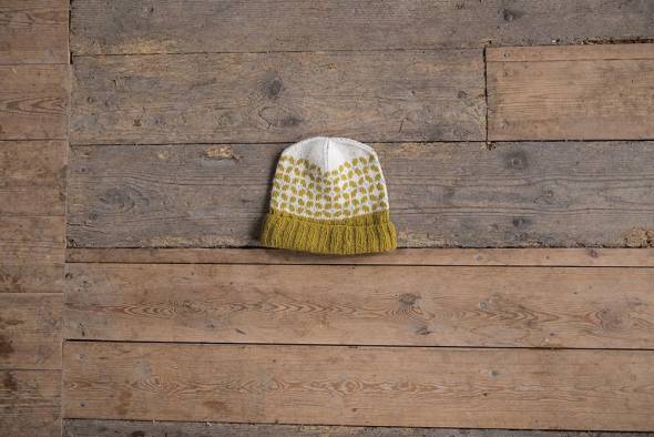 Grannlåt - Mütze mit Blumenmuster