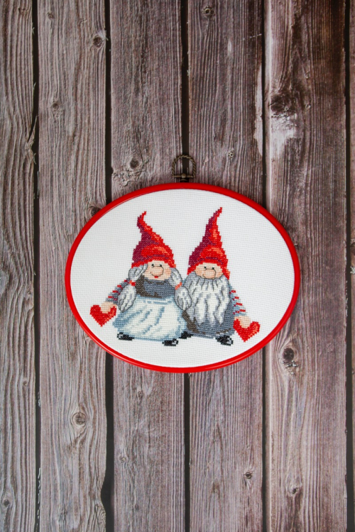 Wichtelpaar mit Herzen - Stickbild im Flexirahmen