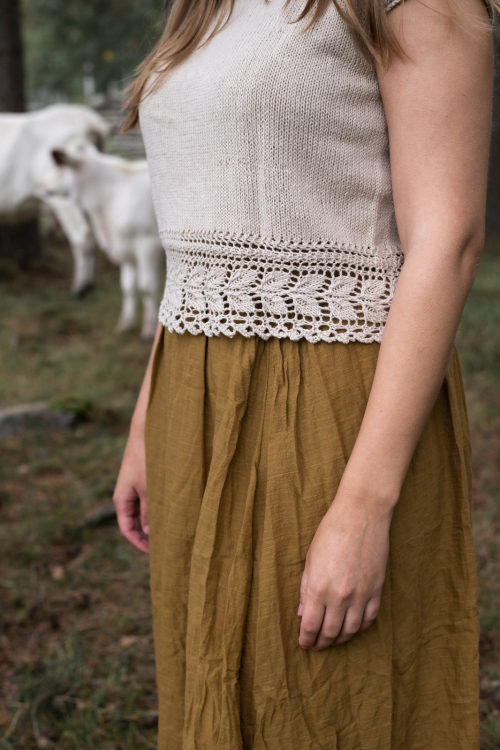 Sommarvisa - Top mit Lochmuster am Bund