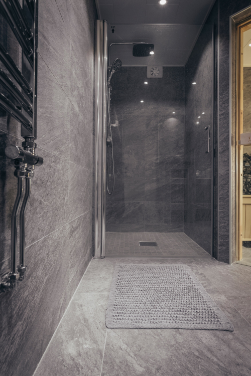 Badvorleger und Handtuch