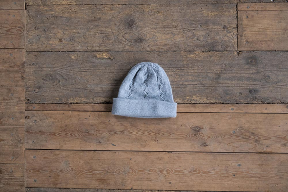 Ässja - Mütze mit Lochmuster