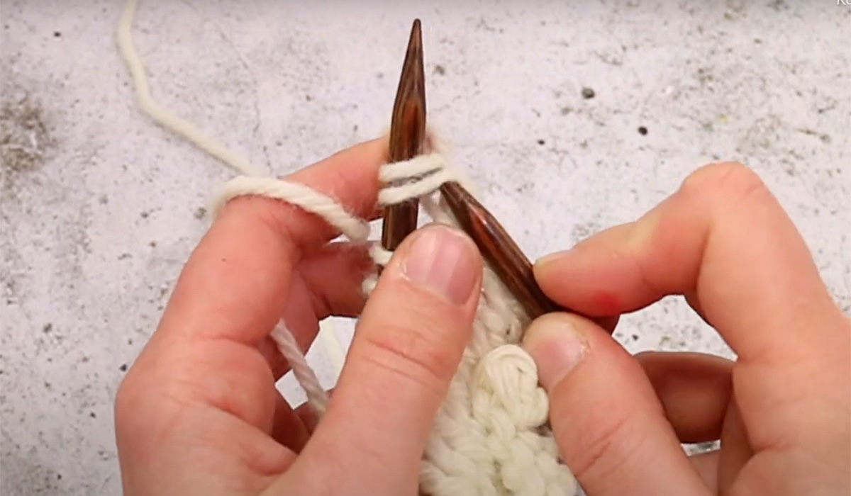 Zwei Maschen rechts zusammen stricken (2 M re zus)